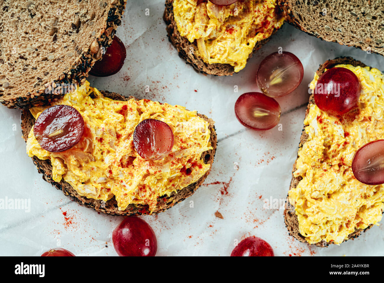 Pollo e curry panini con uve rosse e chutney di mango Foto Stock