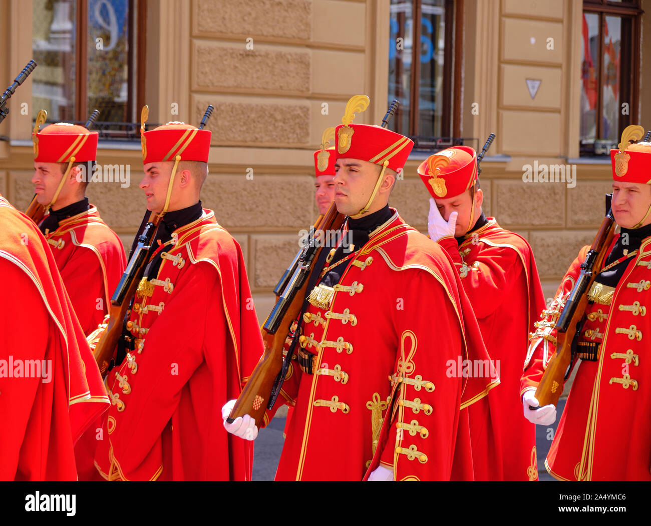 Zagabria, Croazia : Royal Cravats del reggimento di soldati a piedi giù per la strada verso il cambio della guardia di fronte la chiesa di San Marco Foto Stock