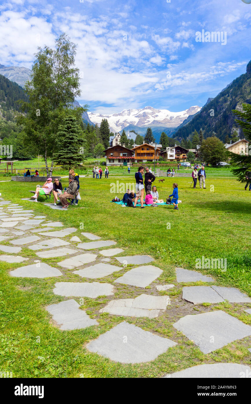 L'Italia, Valle d'Aosta, Gressoney-Saint-Jean, Architettura tipica, Monte Rosa in background Foto Stock