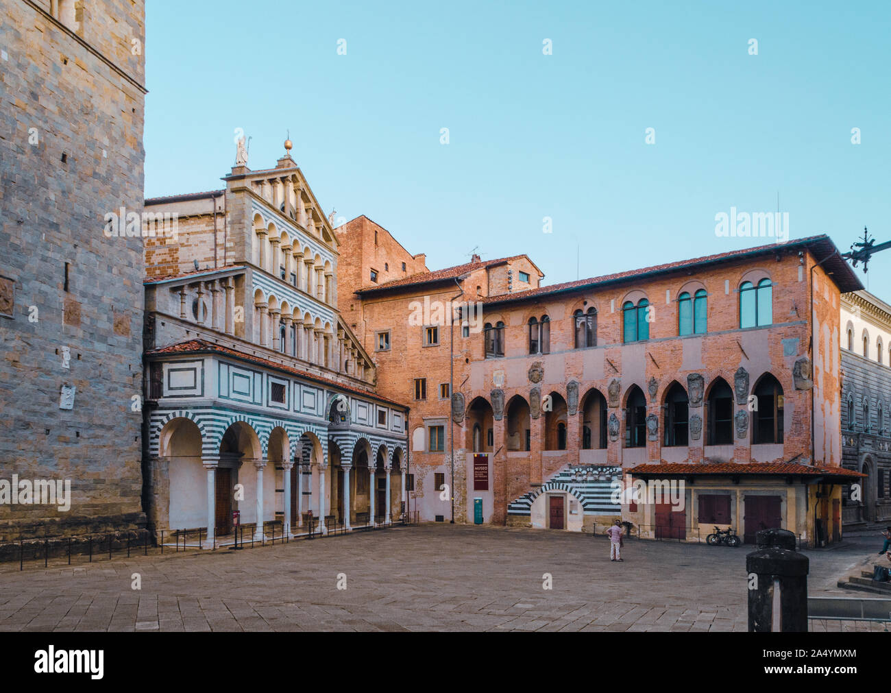 Pistoia, Toscana, Italia piazza principale Piazza Duomo con la bellissima cattedrale anteriore e vecchio stile gotico palazzo dei vescovi sotto il cielo blu chiaro Foto Stock