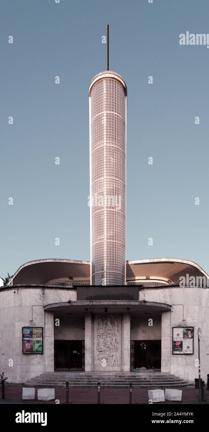 Firenze, Toscana, Italia anteriore e porte di accesso movie teather Cinema Puccini con il suo blocco di vetro torre. Un esempio di epoca fascista architettura Foto Stock