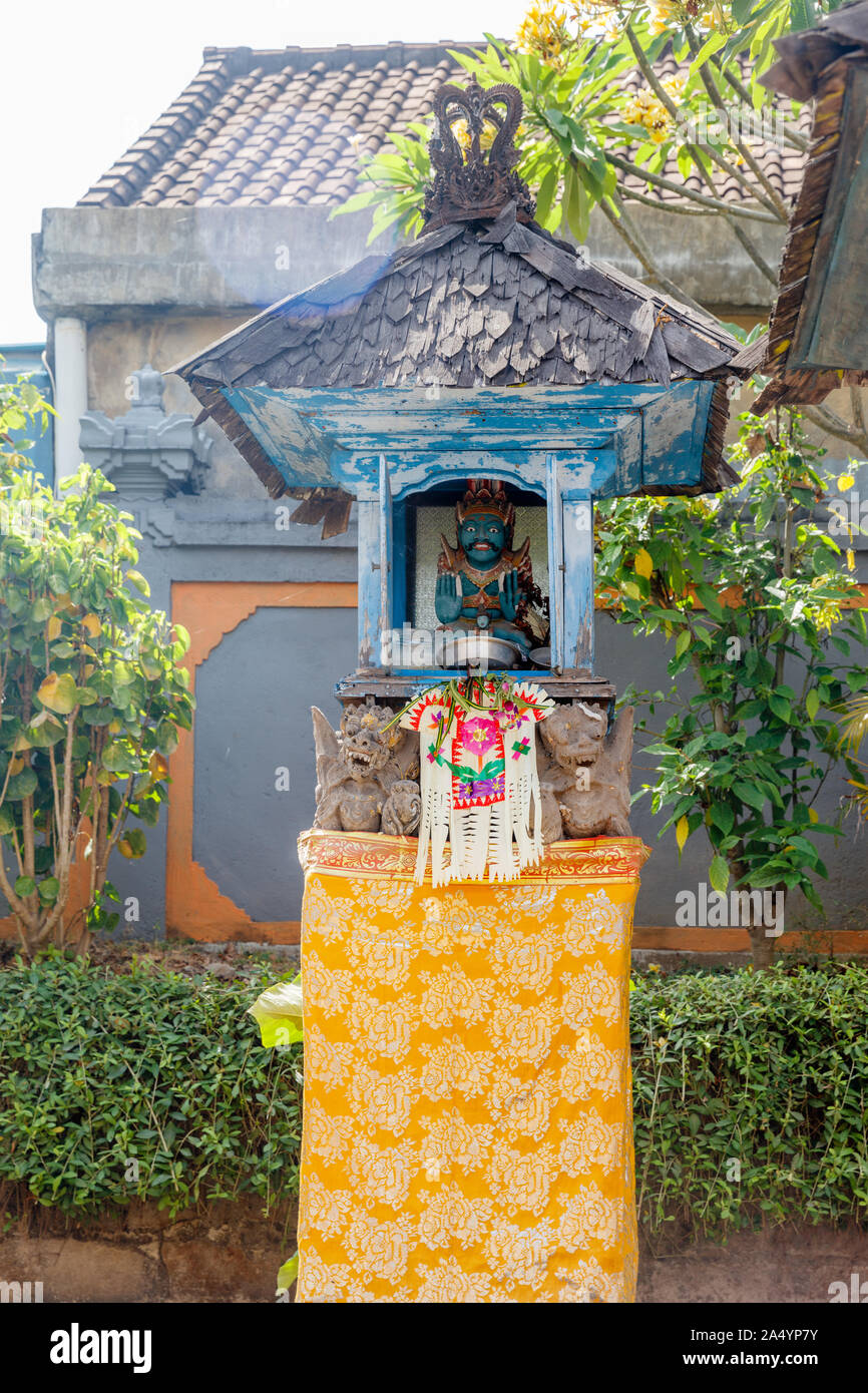 Santuario di Sanggah Kemulan Rong, tempio familiare in una tradizionale casa Balinese. Bali, Indonesia. Immagine verticale. Foto Stock