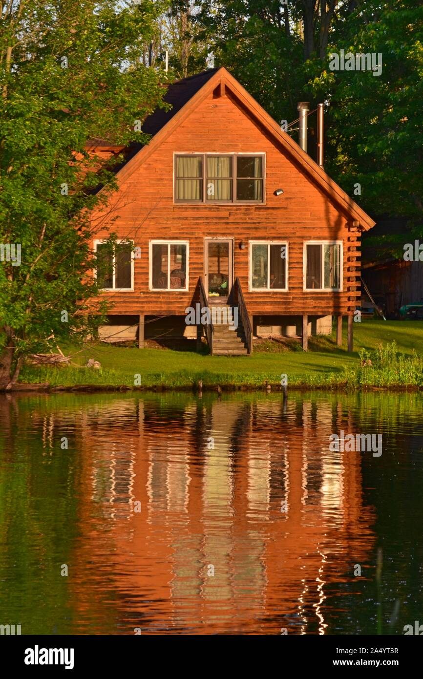 Summer House riflesso in acqua di fiume Foto Stock