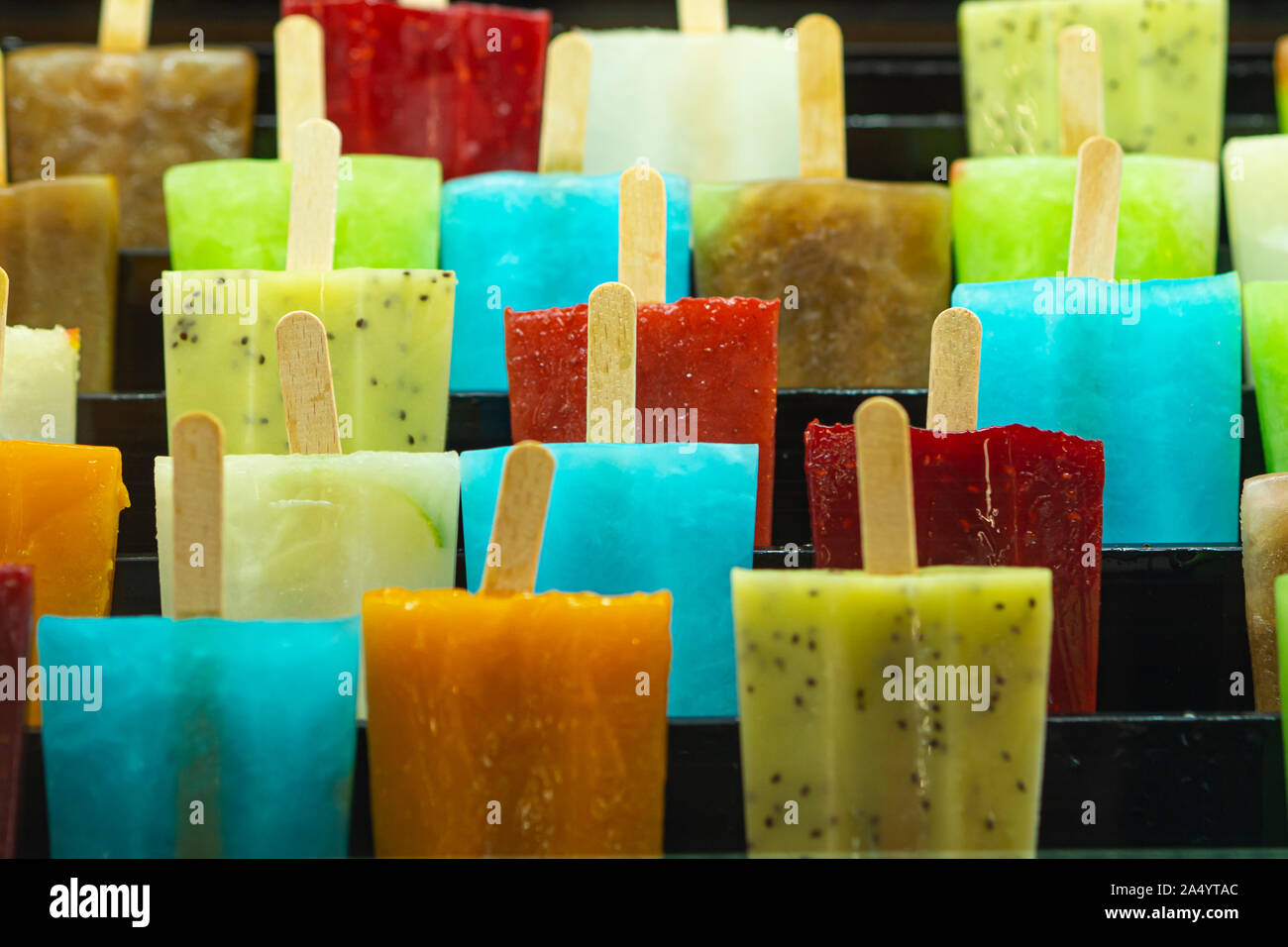 Colorato ghiaccioli in un gelato shop Foto Stock