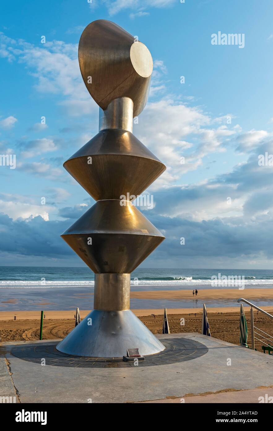 Zarauzko Dama statua da Marcos Hernando su Itsasertza Kalea beach promenade, Zarautz, Zarauz, Paesi Baschi Foto Stock