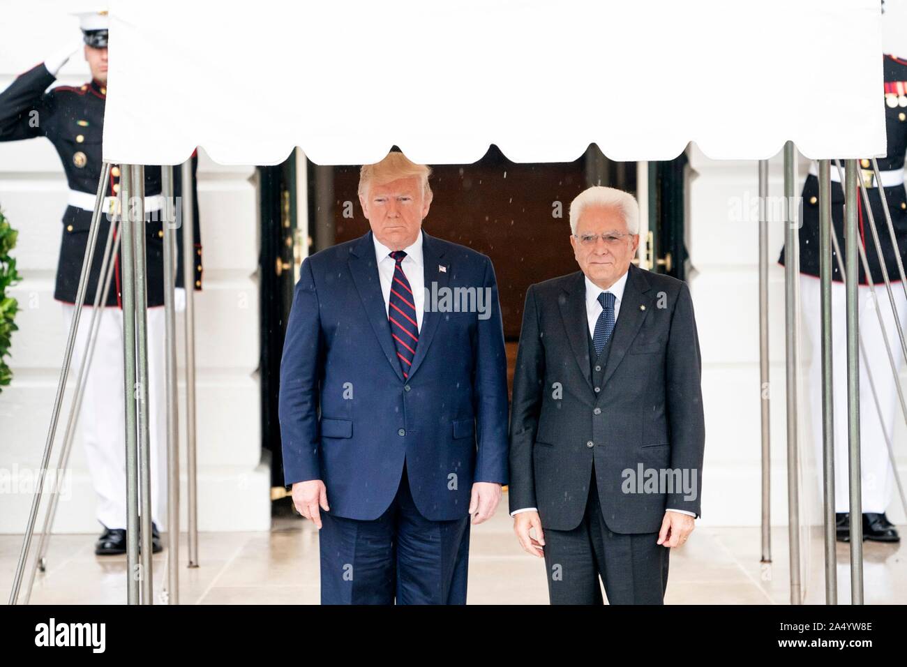 Washington, Stati Uniti d'America. 16 ottobre, 2019. U.S presidente Donald Trump, sinistra, accoglie il Presidente Italiano Sergio Mattarella all'arrivo presso il portico sud della Casa Bianca Ottobre 16, 2019 a Washington, DC. Credito: Joyce Boghosian/White House foto/Alamy Live News Foto Stock