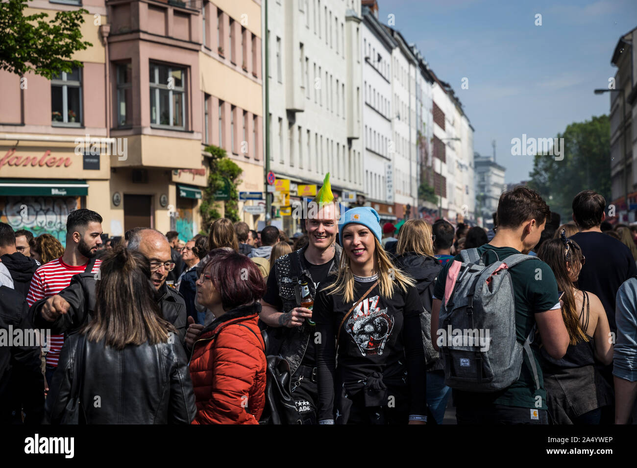 Punks su Oranienstrasse il giorno di maggio 2019 a Berlino, Germania Foto Stock