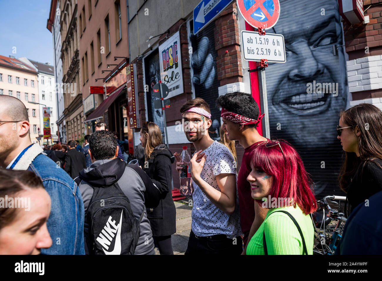 Festivalgoers vicino a Jack Nicholson artwork il giorno di maggio 2019 a Berlino, Germania Foto Stock