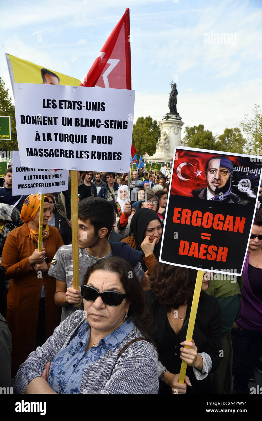 Il popolo curdo protestare per difendere Rojava - Place de la Republique - Parigi Foto Stock