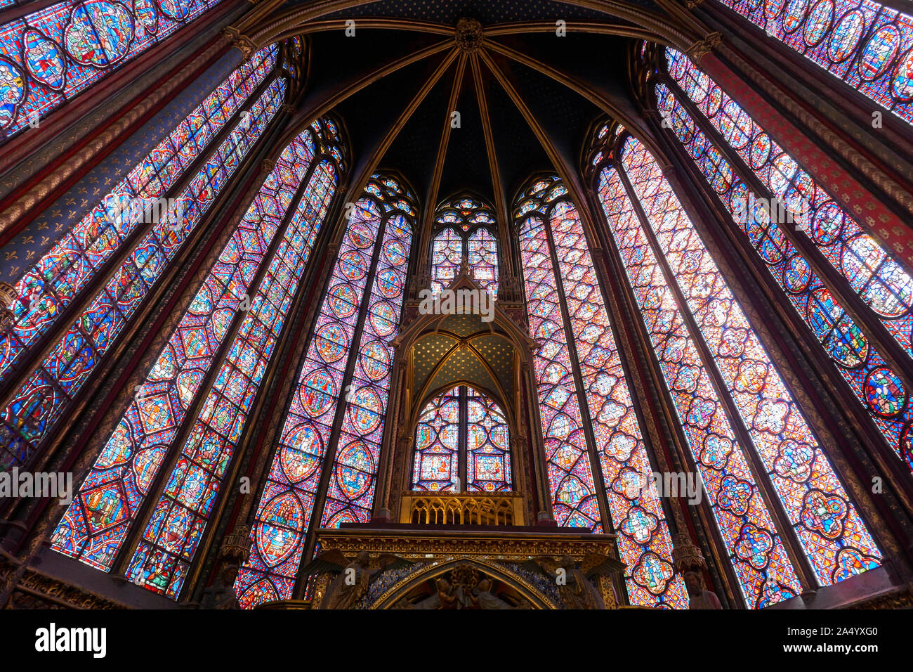 Vista interna e dettagli della vetrata della cappella di Santa (Sainte Chapelle) di Parigi, Francia. Royal gotica chiesa medievale situato nel cento Foto Stock