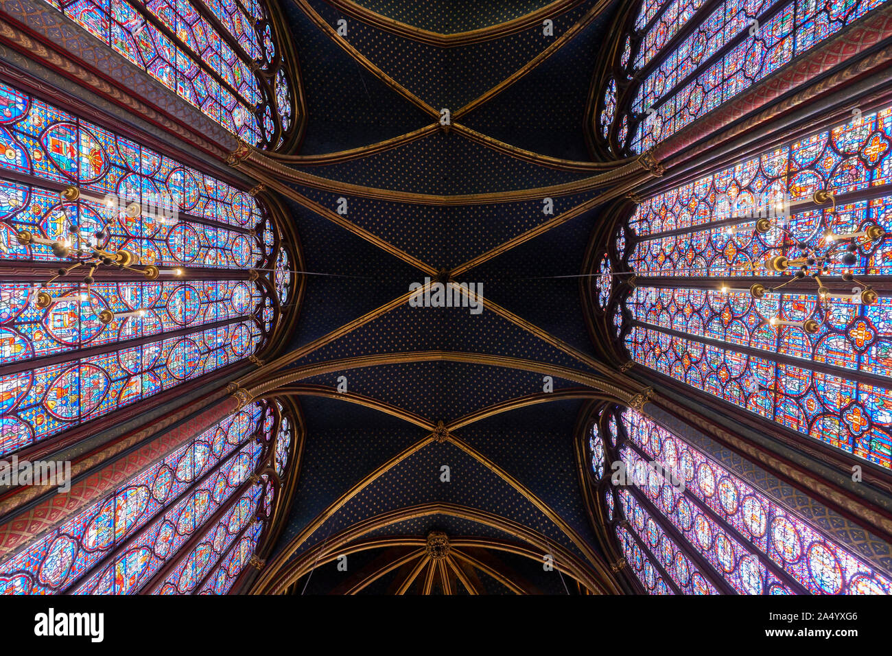 Vista interna e dettagli della vetrata della cappella di Santa (Sainte Chapelle) di Parigi, Francia. Royal gotica chiesa medievale situato nel cento Foto Stock