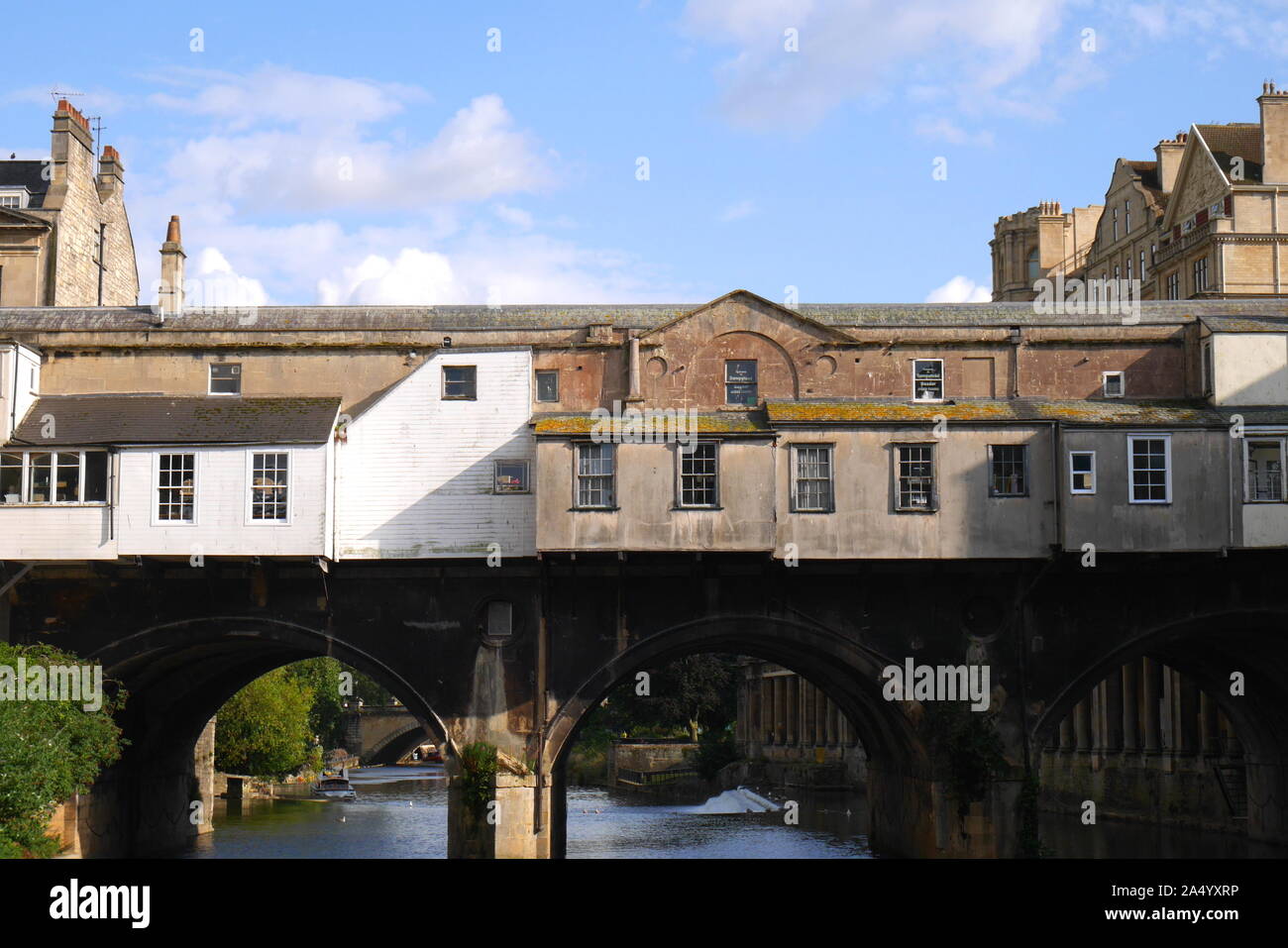 Stile palladiano Pulteney Bridge, grade 1 listed building, attraverso il fiume Avon, bagno, Somerset, Avon, England, Regno Unito Foto Stock