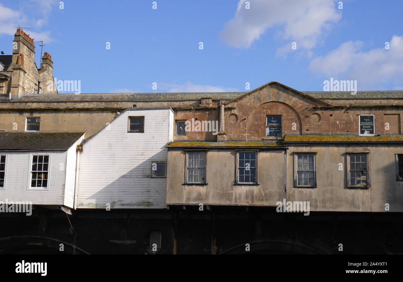 Stile palladiano Pulteney Bridge, grade 1 listed building, attraverso il fiume Avon, bagno, Somerset, Avon, England, Regno Unito Foto Stock