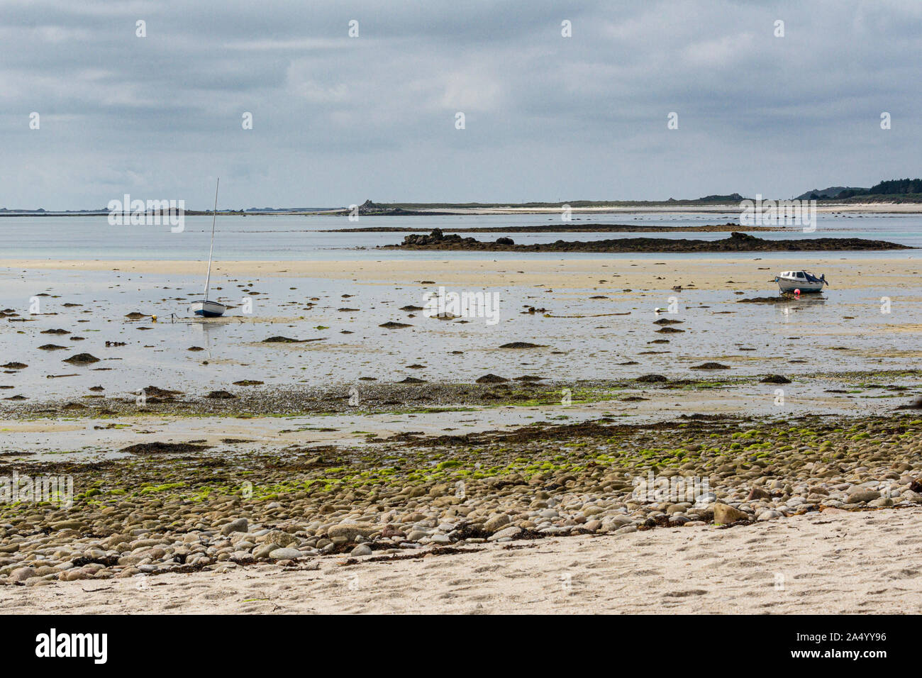 Barche sulla sabbia di St Martin's Flats, St Martin's, Isles of Scilly Foto Stock