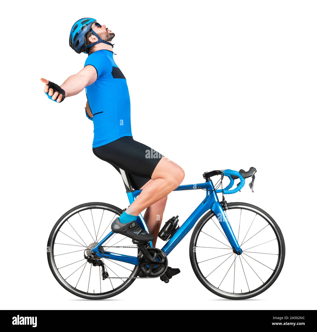 Professional bicicletta road racing ciclista racer in blu sport jersey sulla luce di carbonio ciclo di gara festa celebra la vittoria. sport allenamento c Foto Stock