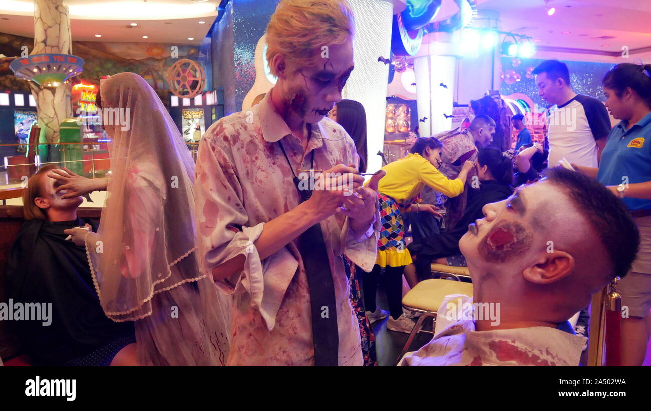 PATTAYA, Tailandia - 31 ottobre 2018: i turisti stranieri godere per la realizzazione di ghost face painting durante la festa di Halloween in Pattaya, Thailandia Foto Stock