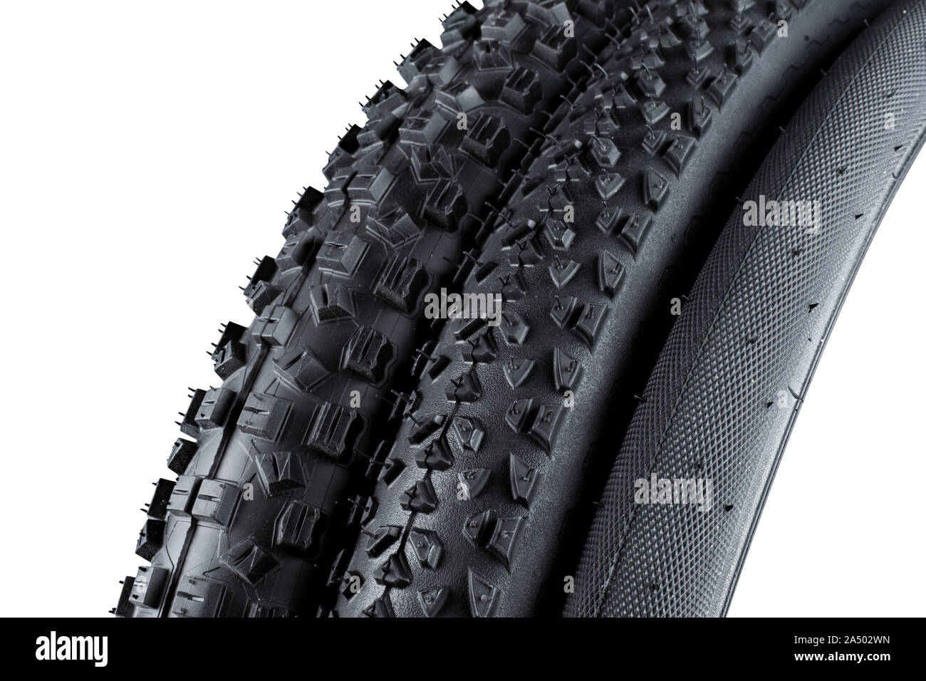 Vari in gomma nera pneumatici di biciclette con diversi tipo di profilo battistrada isolati su sfondo bianco Foto Stock
