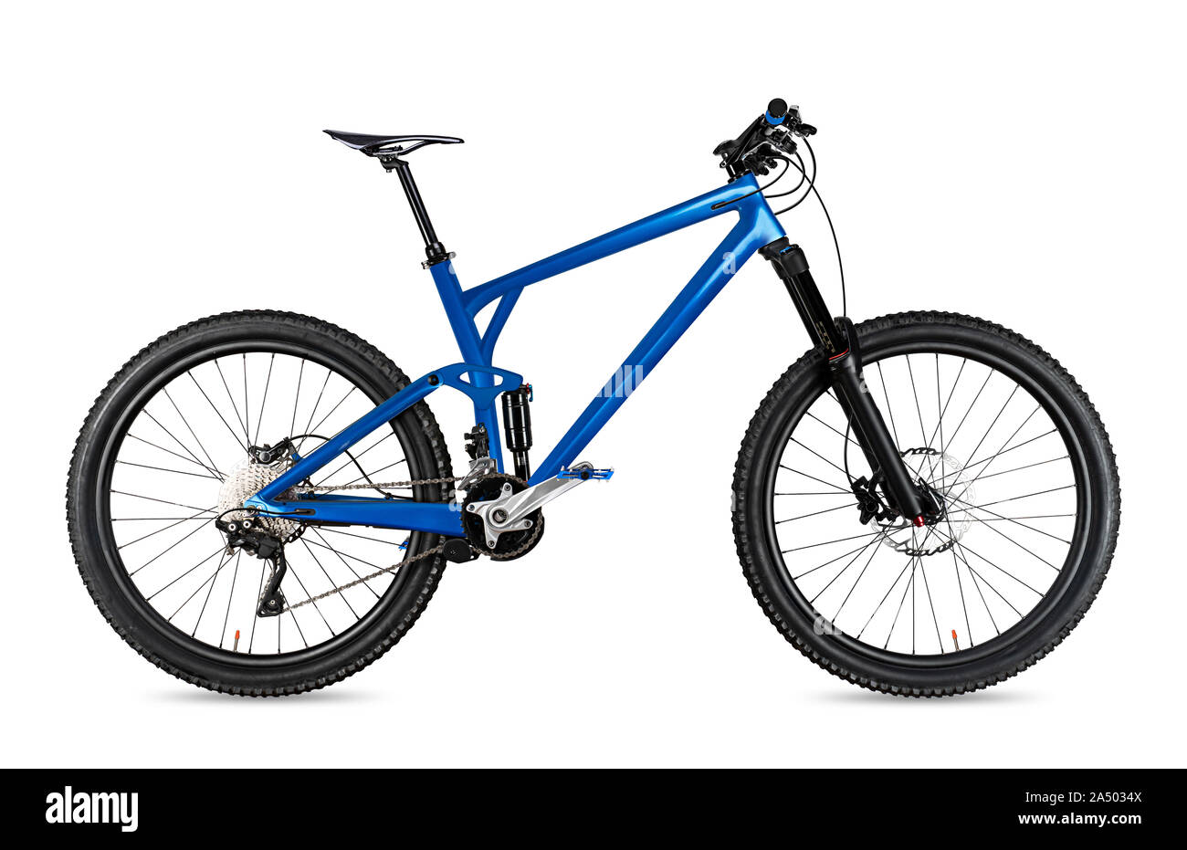 Blu carbonio enduro tutte le mountain bike con piena supsension e ruote in alluminio. completamente mountainbike per offroad noleggio sport estremo isolato su bianco Foto Stock