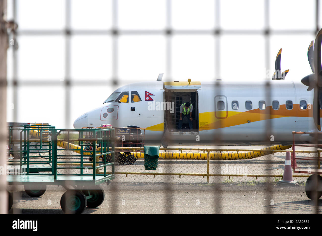 Il personale dell'aeroporto o groundcrew carico dei bagagli sul piano. Foto Stock