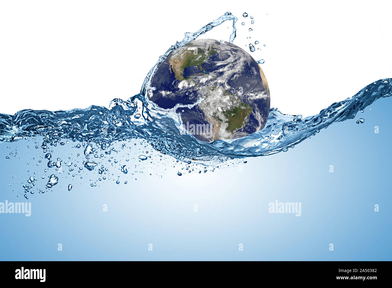 Il pianeta terra globo in onda d'acqua nell'oceano. Il cambiamento climatico il riscaldamento globale concetto isolato su sfondo bianco. Gli elementi di questa immagine arredate Foto Stock