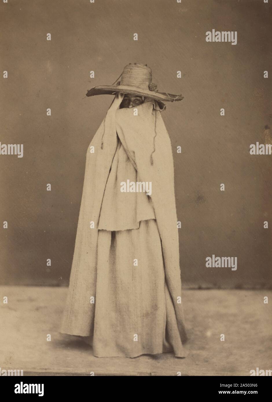La donna algerina, tardi 1850s. In alcune culture musulmane, ritratto fotografie sono state commissionate delle donne che sono state completamente velata. Dato però che De Beaucorps era un facoltoso fotografo dilettante e collezionista d'arte, probabilmente ha avviato la seduta per documentare il costume locale. Dopo aver studiato fotografia con Gustave Le Gray a Parigi, De Beaucorps fotografato in Europa, Nord Africa e Medio Oriente tra 1857 e 1861. Foto Stock