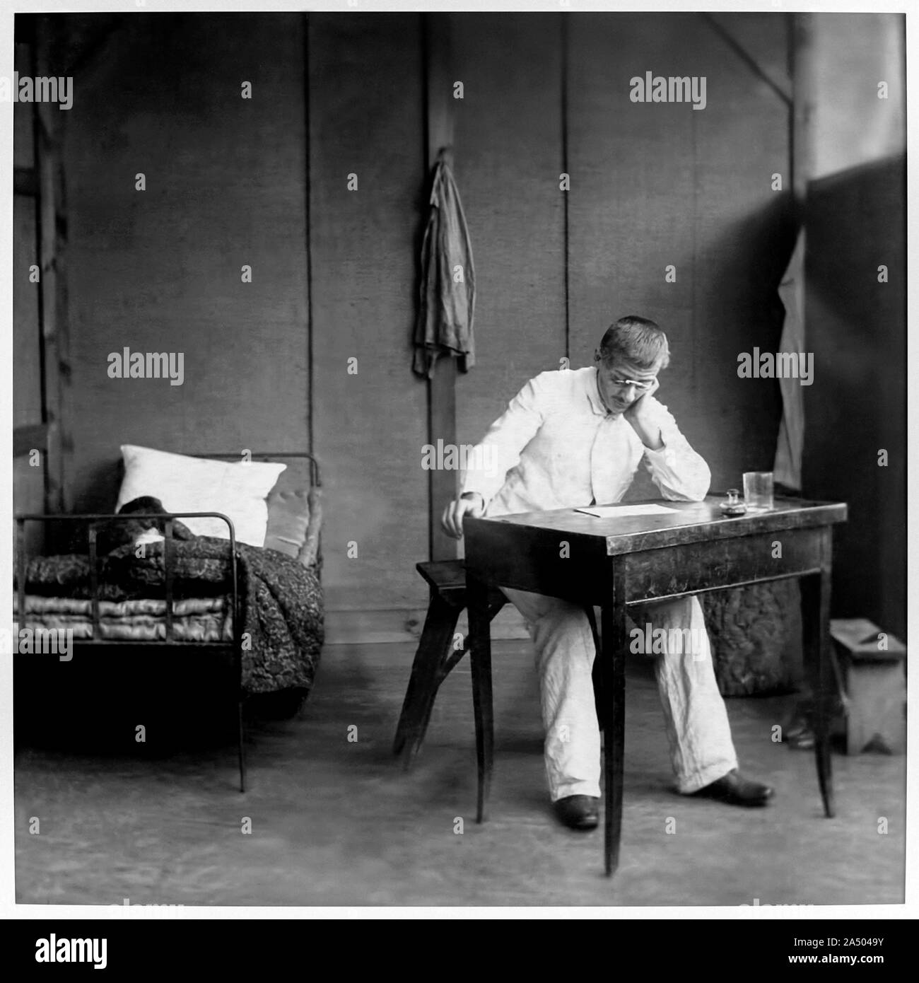 Alfred Dreyfus (1859-1935) artiglieria francese ufficiale che è stato ingiustamente condannato per tradimento nel 1894 e condannato alla prigione a vita. Fotografia scattata di Dreyfus nella sua cella su Devil's Island, Guiana francese nel 1898. Foto Stock