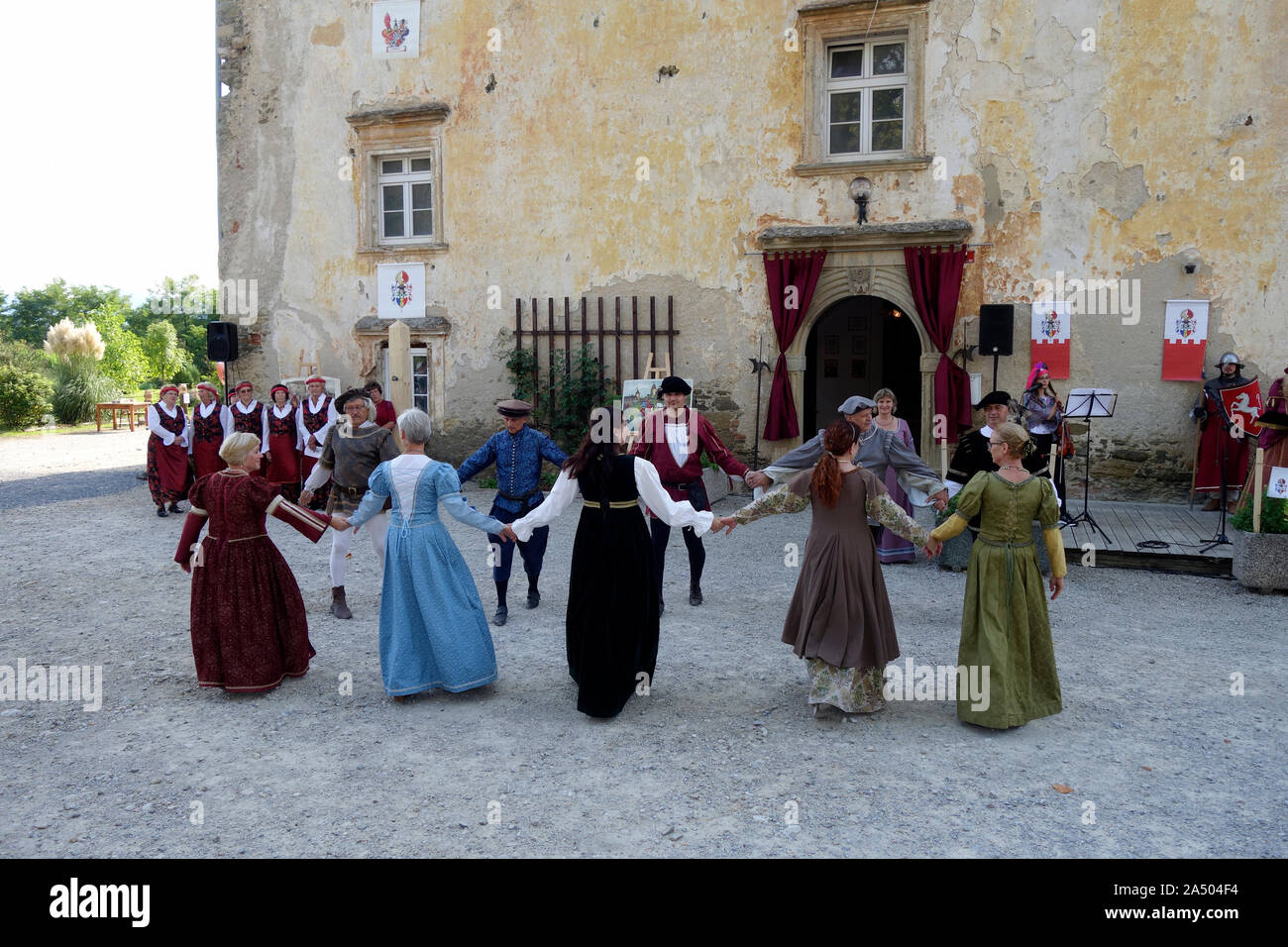 Cerchio di danza folk esegue dalla rievocazione gruppo di Tabor mansion il cortile. Vojnik. La Slovenia. Foto Stock
