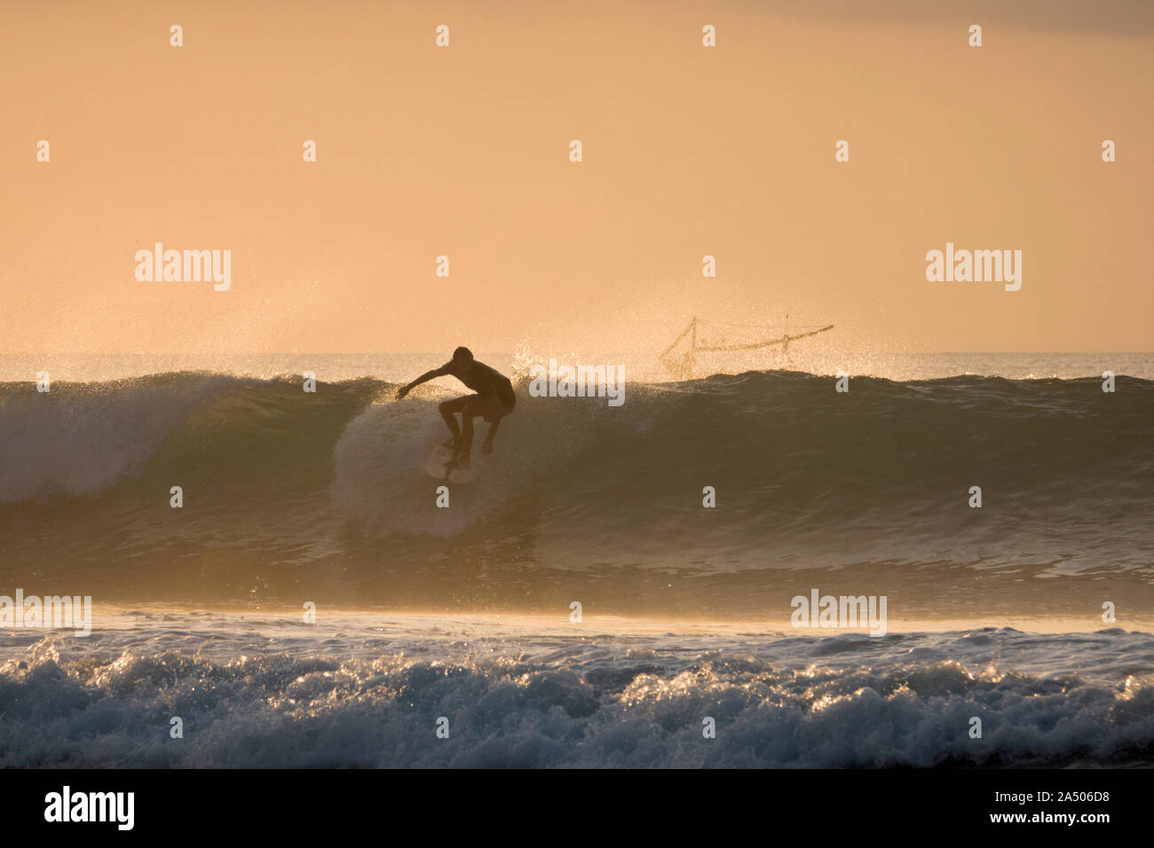 Surf al tramonto a Balangan Beach, Bali, Indonesia Foto Stock
