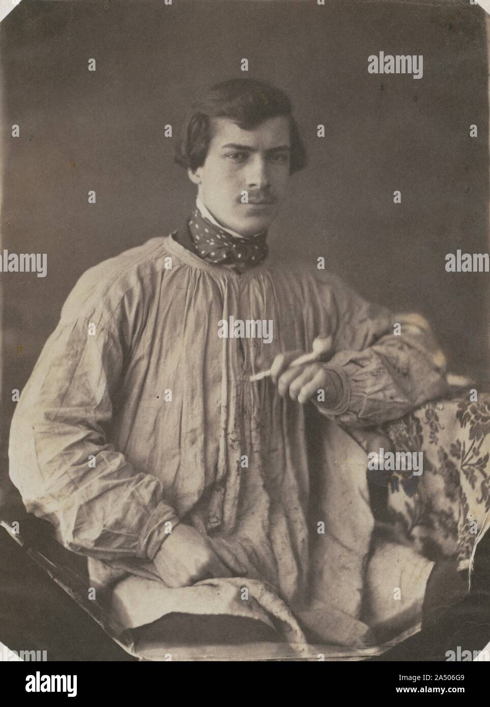 Artista (o assistente) con tubo, 1853-1857. Frank Chauvassaignes ritratto è un eccezionale esempio di composizione e realizzazione tecnica in francese antico fotografia. Un bel giovane pittore, attrezzati per lavorare nello studio in un soprabito sgualcito, sembra essere catturata in un momento di introspezione, tubo in mano. La telecamera è abbassata dà il sitter una degna dell'aria. In questo formalmente ritratto equilibrato, il fotografo catturato non solo il sitter la somiglianza fisica, ma anche il suo stato d'animo. Chauvassaignes, un fotografo con una formazione e un sofisticato occhio, vissuto in Clermont-Fe Foto Stock
