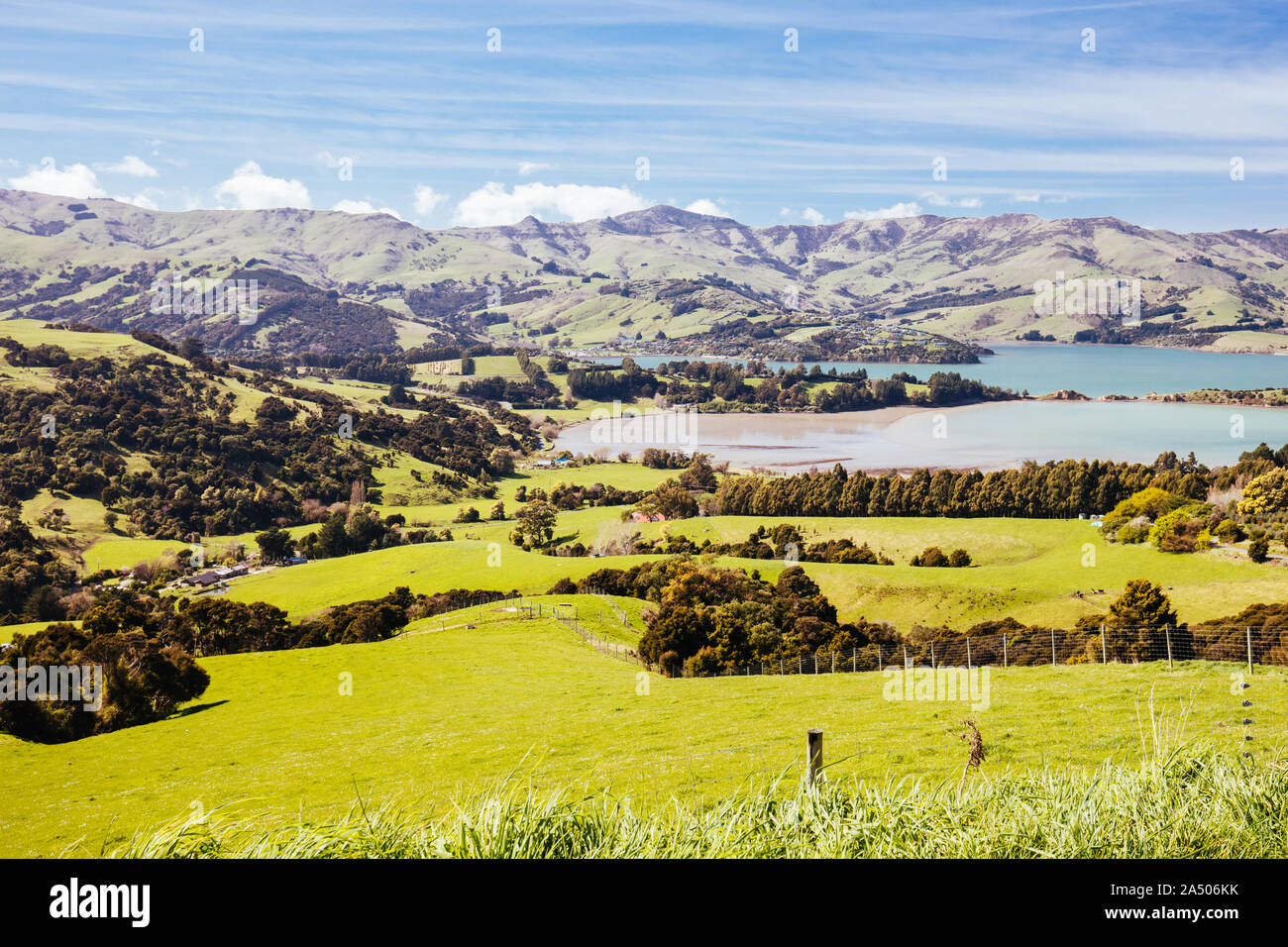 Lo splendido paesaggio della Penisola di Banks guardando sopra Akaroa dalla collina Lookout Point nella regione di Canterbury di Nuova Zelanda Foto Stock