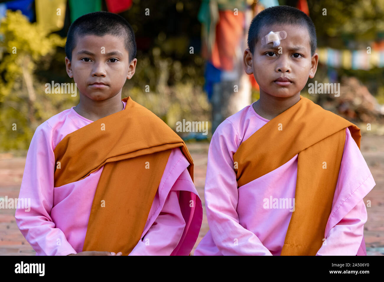 Ritratto di un giovane monaco buddista a Lumbini, il Nepal Foto Stock