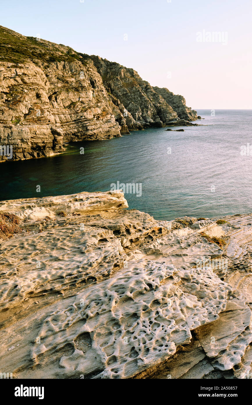 Le aspre rocce metamorfiche geologia, scogliere e del litorale di Stintino Sassari Sardegna Italia Europa Foto Stock