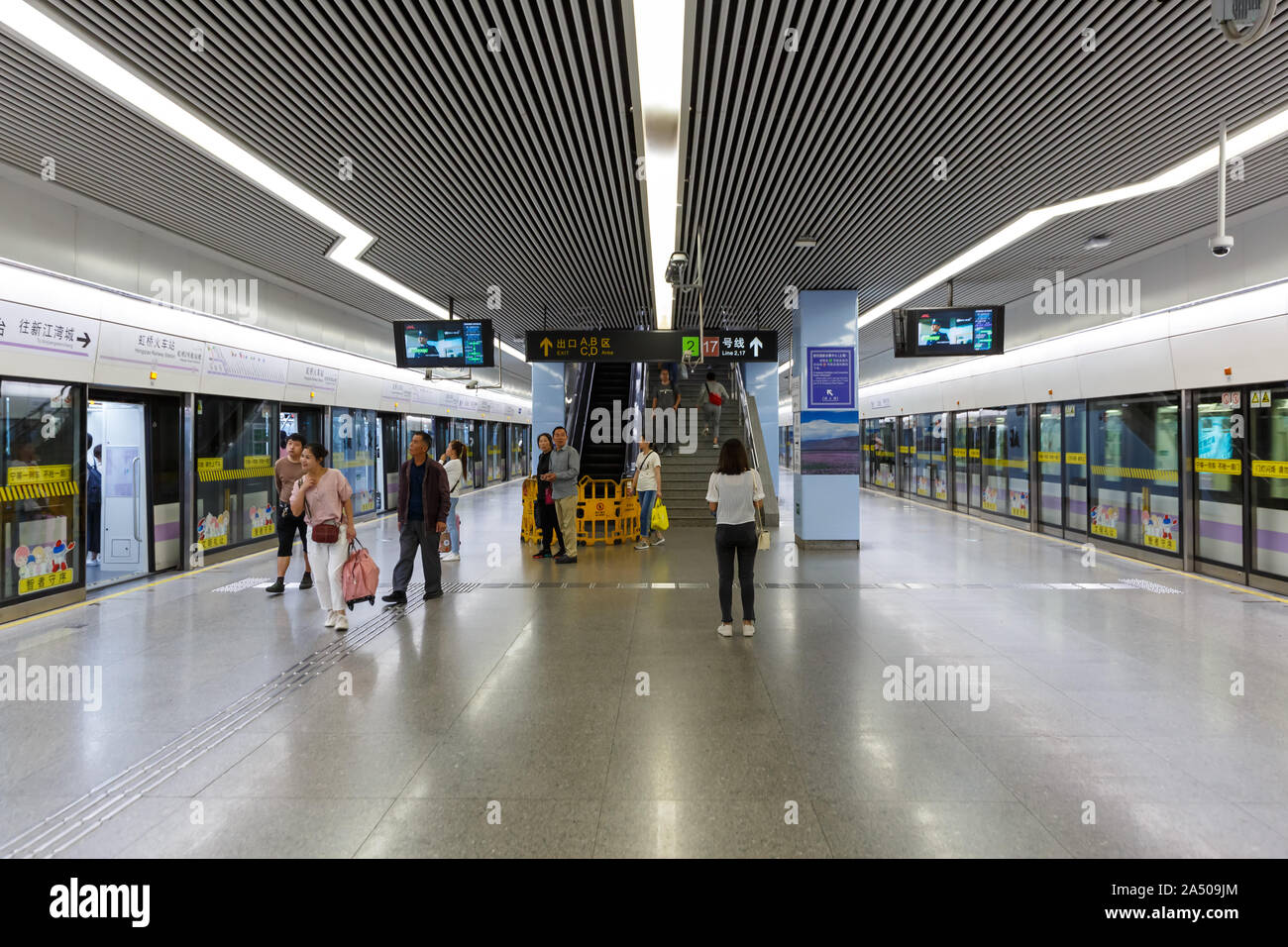 Shanghai, Cina - 26 Settembre 2019: Shanghai Hongqiao ferrovia metropolitana MRT Station in Cina. Foto Stock