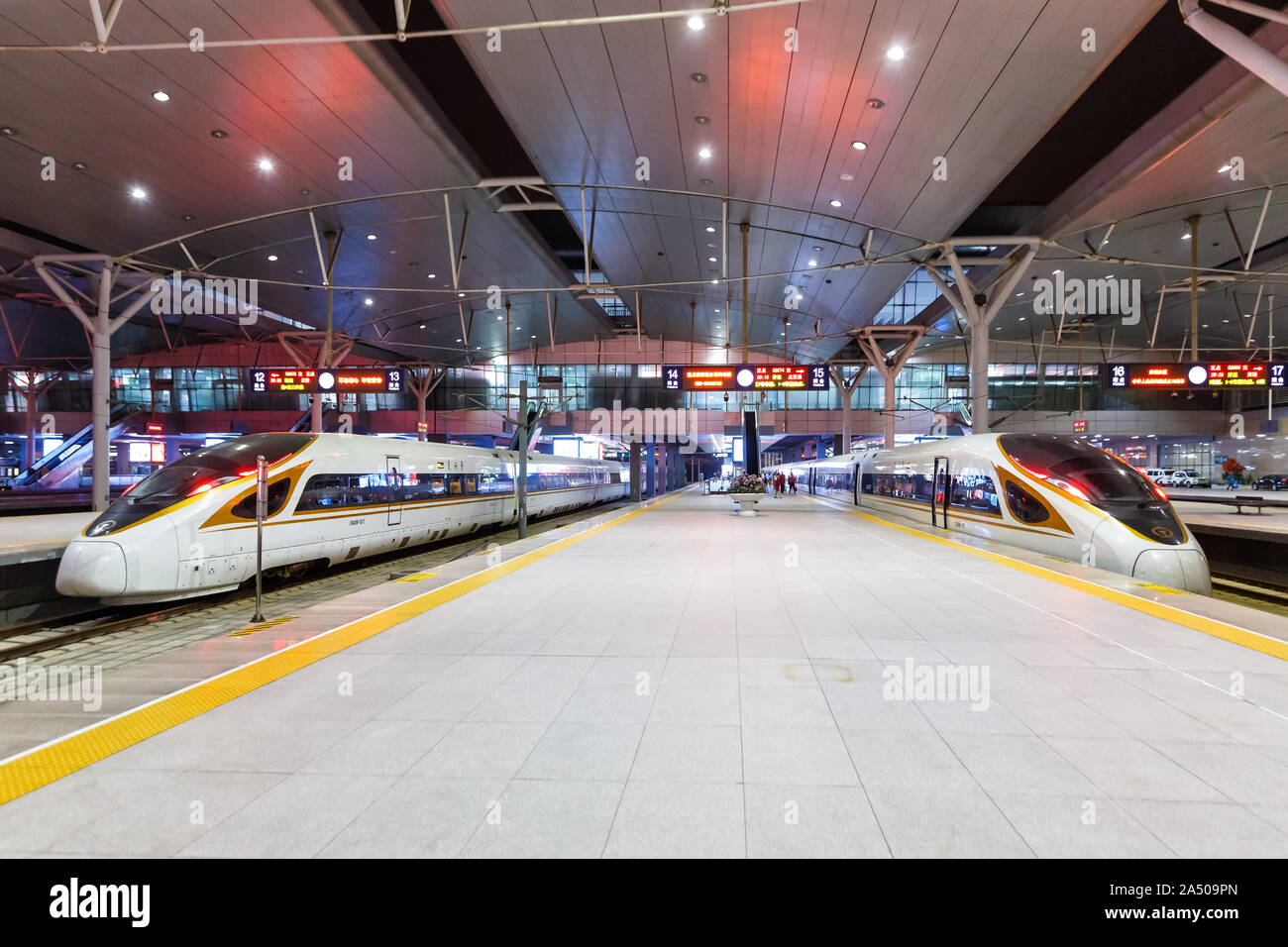 Tianjin, Cina - 29 Settembre 2019: Fuxing treni ad alta velocità a Tianjin stazione ferroviaria in Cina. Foto Stock