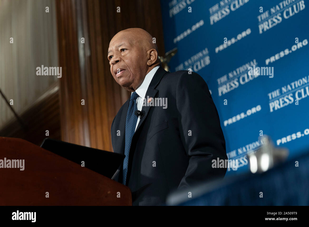 ***FILE FOTO*** Elia Cummings è passato a 68. Rappresentante degli Stati Uniti Elia Cummings (Democratico del Maryland), presidente della casa di noi Comitato per la vigilanza e la riforma del governo, risolve la Headliners pranzo presso il National Press Club di Washington il Mercoledì, 7 agosto 2019. Credito: Chris Kleponis / CNP /MediaPunch Foto Stock