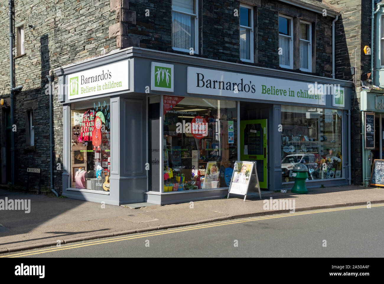 Barnardo's Charity shop store esterno Keswick Cumbria Inghilterra Regno Unito Regno Unito Gran Bretagna Foto Stock