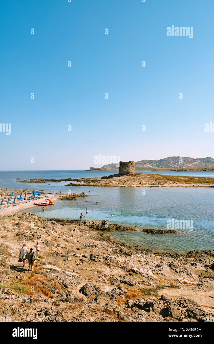 Spiaggia della Torre / spiaggia della Pelosa spiaggia turistica e la Torre della Pelosa e Isola Piana, Parco Nazionale dell'Asinara Stintino Sassari Sardegna Italia Foto Stock