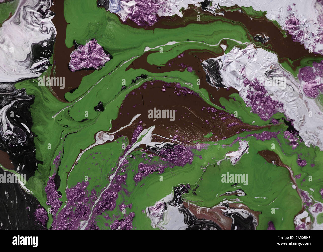 Colorato verde foresta, dim grigio e rosy a strisce marrone su tela, tessile, della carta. Disegnato a mano le macchie di pennello, colature e tratti di olio o vernice acrilica. Foto Stock