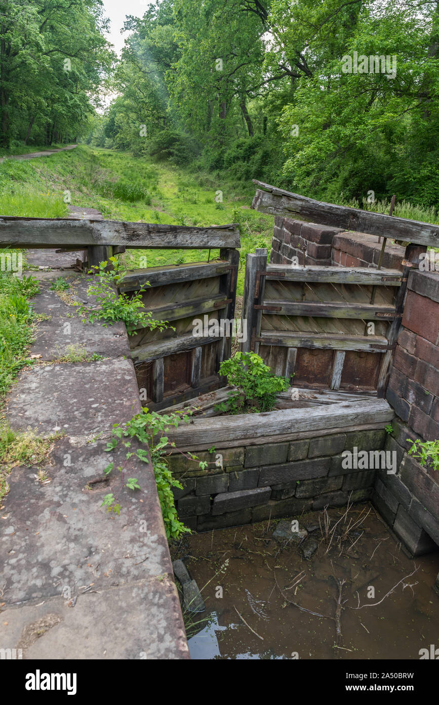 Le rovine di una serratura della Chesapeake e Ohio Canal nella foresta su una giornata di primavera Foto Stock