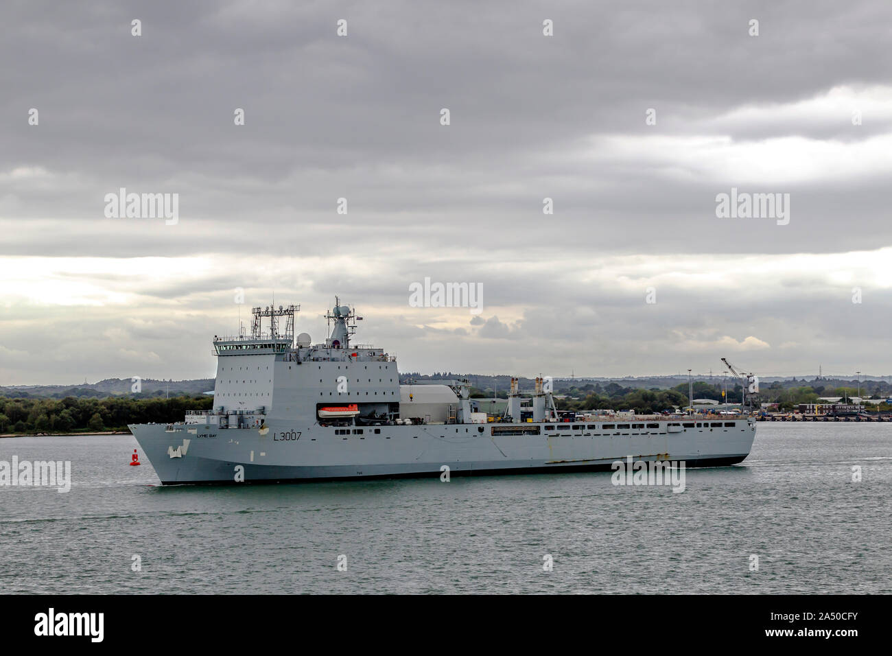 Royal Fleet nave ausiliaria RAF Lyme Bay vela fuori del dock a Southampton, Hampshire, Regno Unito. Foto Stock