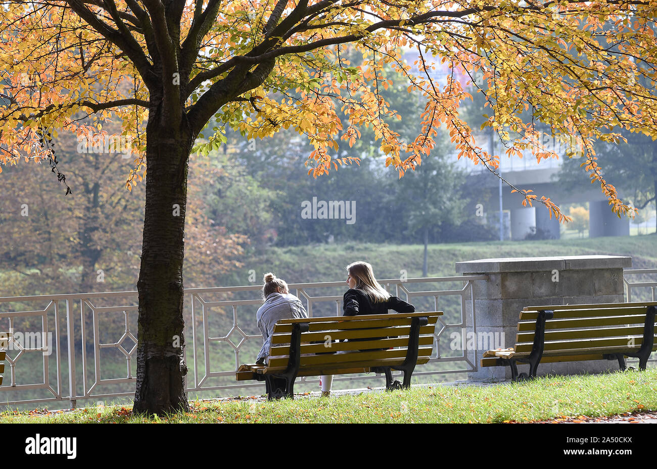 Le persone godono di sole e bella autunno Meteo in Repubblica ceca, 15 ottobre 2019. (CTK foto/Drahoslav Ramik) Foto Stock