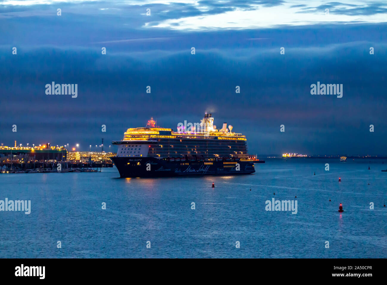 TUI Cruises nave Schiff principale 4 che entrano in porto durante le ore di colore blu, Southampton, Hampshire, Regno Unito. Foto Stock