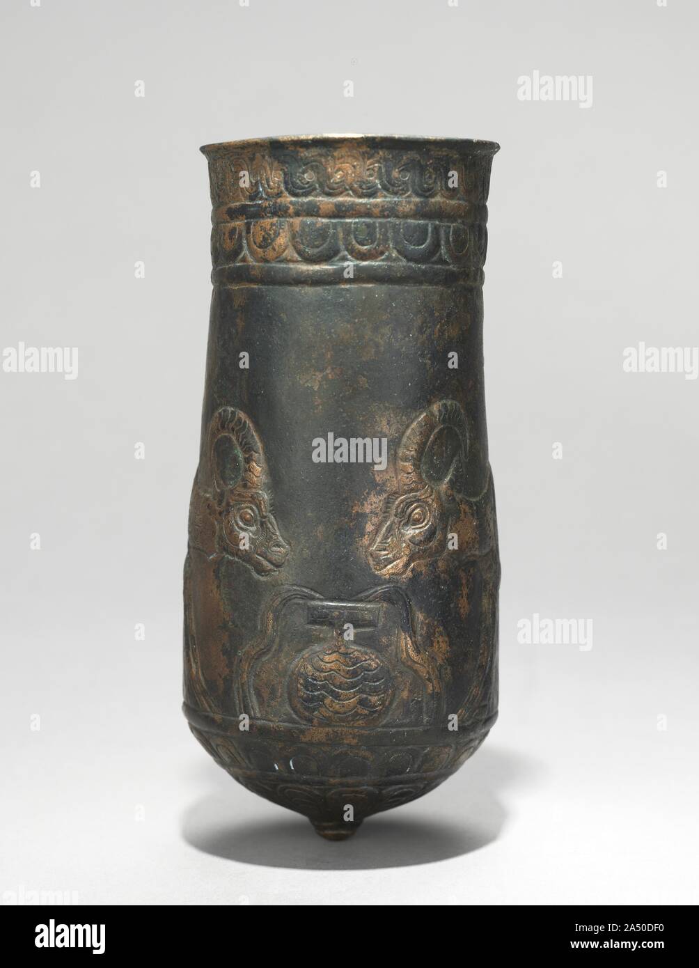 Button-Based Situla, 900-700 A.C. I fabbri del Luristan fornito l'Impero Assiro con elaborati ornamenti in bronzo e navi. Questi due situla sono decorate in modo simmetrico---uno con stambecchi bere da un traboccare il vaso d'acqua; l'altra, con sfingi. Foto Stock