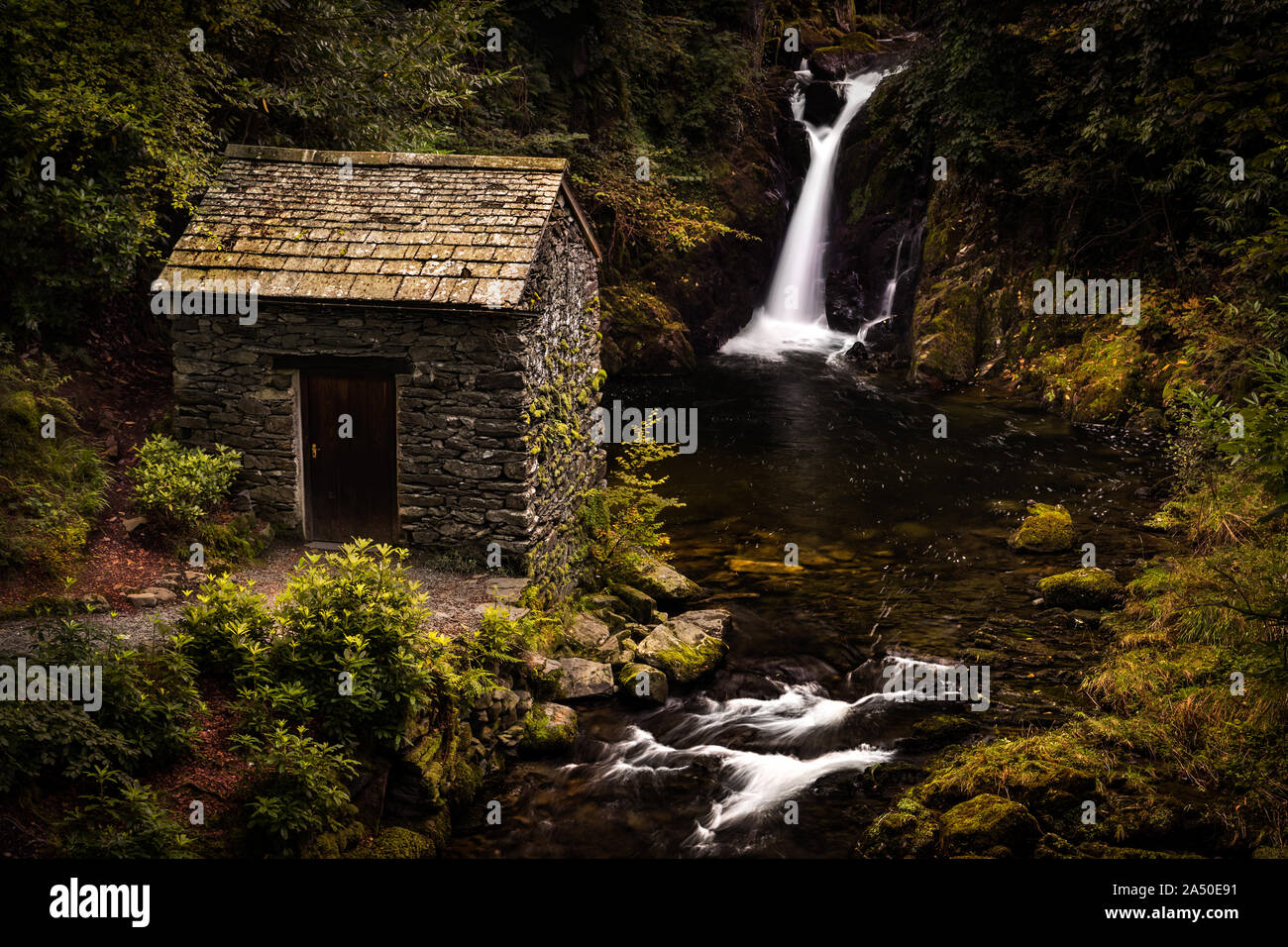 La Grot e cascata a Rydal Hall, Lake District, REGNO UNITO Foto Stock