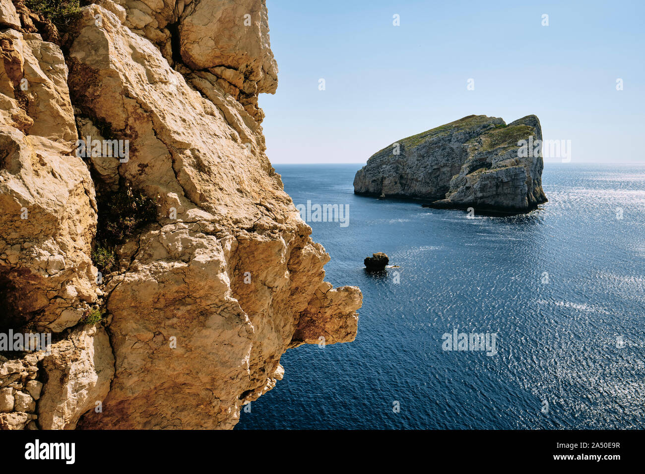 Isola Foradada vista dal Capo Caccia, Porto Conte Parco Naturale Regionale, Capo Caccia area marina - Alghero Sardegna Italia Europa Foto Stock