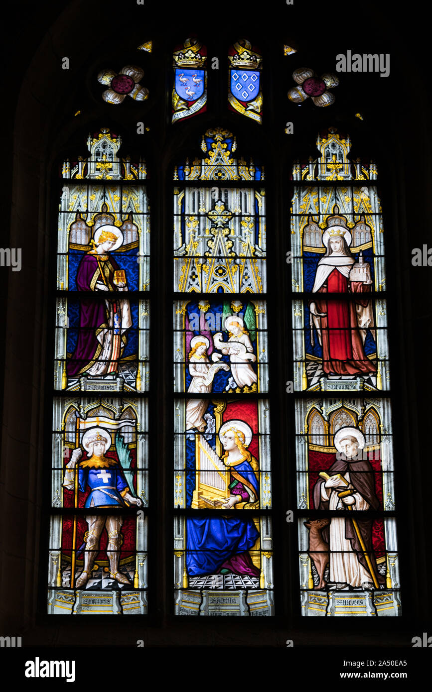 Josselin, Morbihan / Francia - 26 agosto 2019: Vista ravvicinata della finestra di vetro colorato nella storica cattedrale di Notre Dame de Roncier chiesa in Josselin Foto Stock