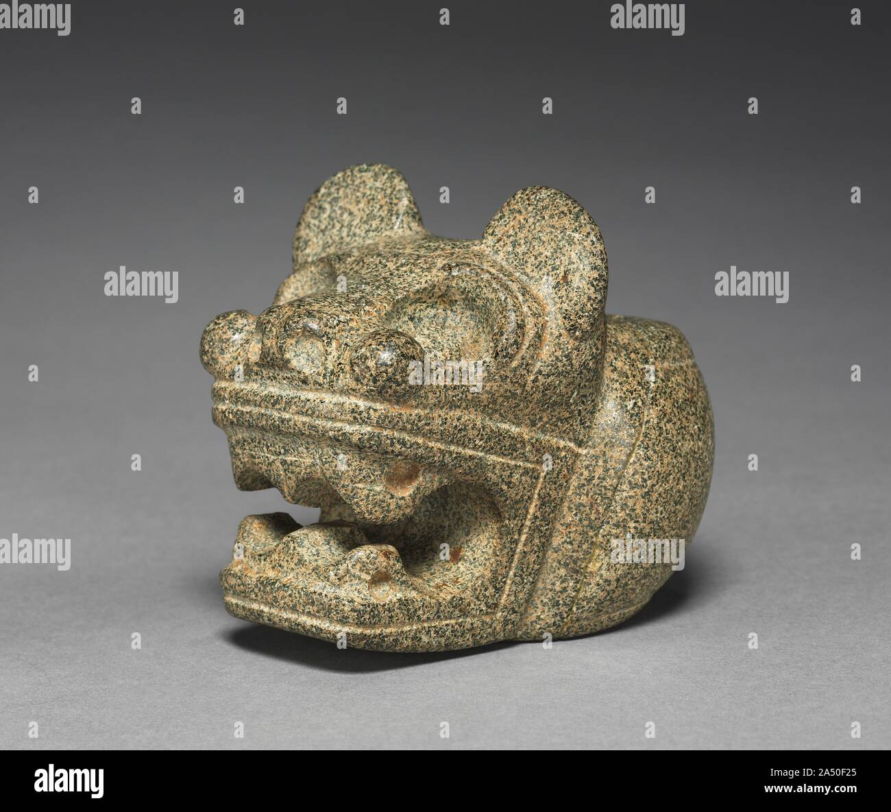 Cerimoniale di macis (Club) Testa: Felino (Jaguar?), c. 300 A.C. - 600 D.C.. Probabilmente una volta montati su alberi di legno, questi oggetti potrebbe essere servita come simboli di autorità principalmente, gruppo insegne, capi di cerimoniale di armi, o tutti e tre i. Infine sono state poste in elite tombe. L'uccello può essere un maschio curassow e il felino, una Jaguar. Foto Stock