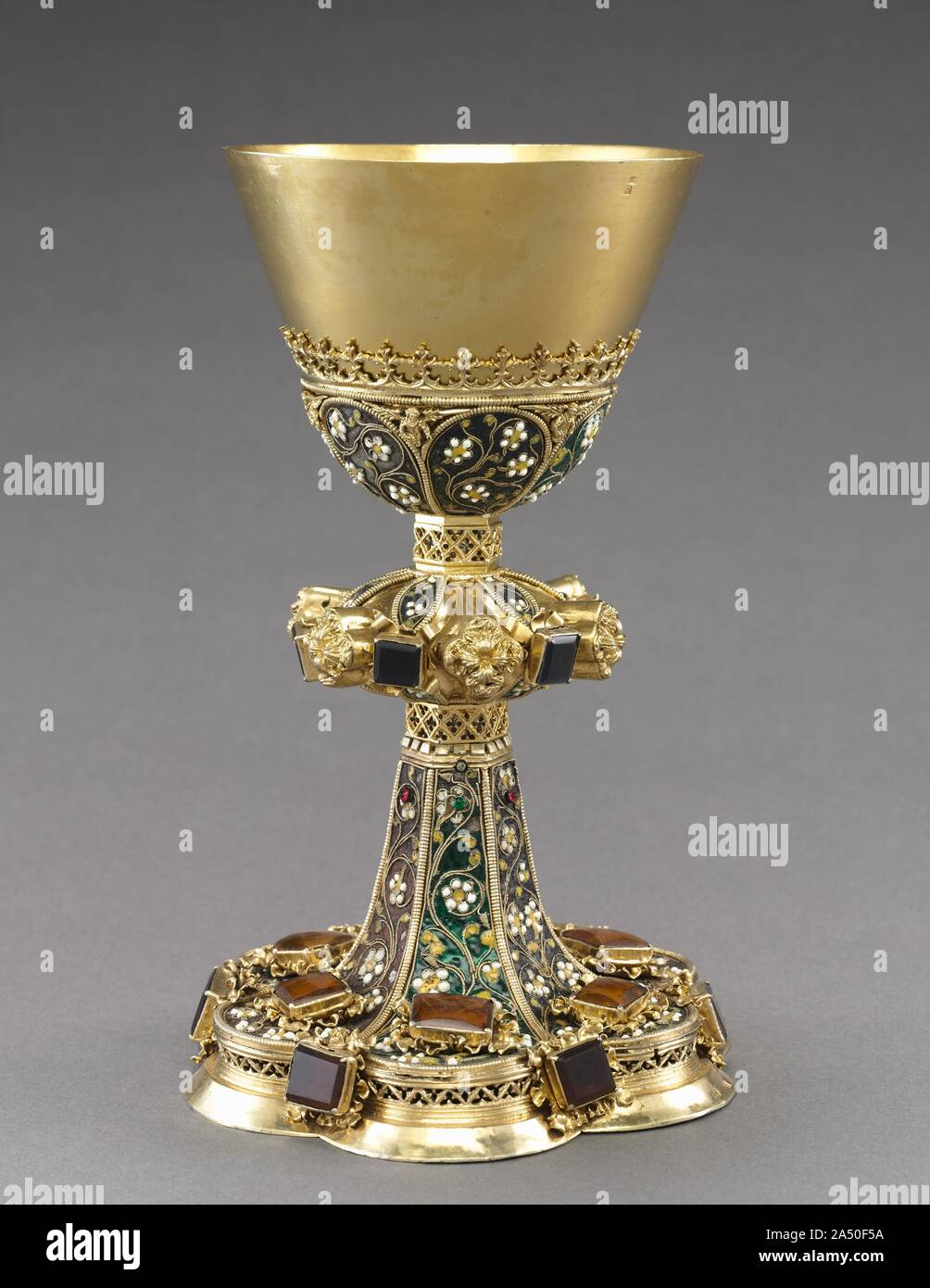 Pane Eucaristico Immagini E Fotos Stock Alamy Eucaristia feitas especialmente para você. https www alamy it calice e patena c 1450 1480 il calice e la patena x2014 i piu importanti vasi liturgici x2014 sono utilizzati dal sacerdote sull altare della madonna per la consacrazione del pane e del vino eucaristici durante la celebrazione della messa questo calice sopravvive con la sua patena originale la forma del calice si e evoluta nel corso dei secoli calici gotici come questo gradualmente sviluppato o angolare sfaccettata pomi generalmente esagonale con piedi lobati questo esempio sublime e decorata con smalto in filigrana costituita da oro ritorti filo formante un design floreale che a sua volta viene riempito con colorati image330082182 html