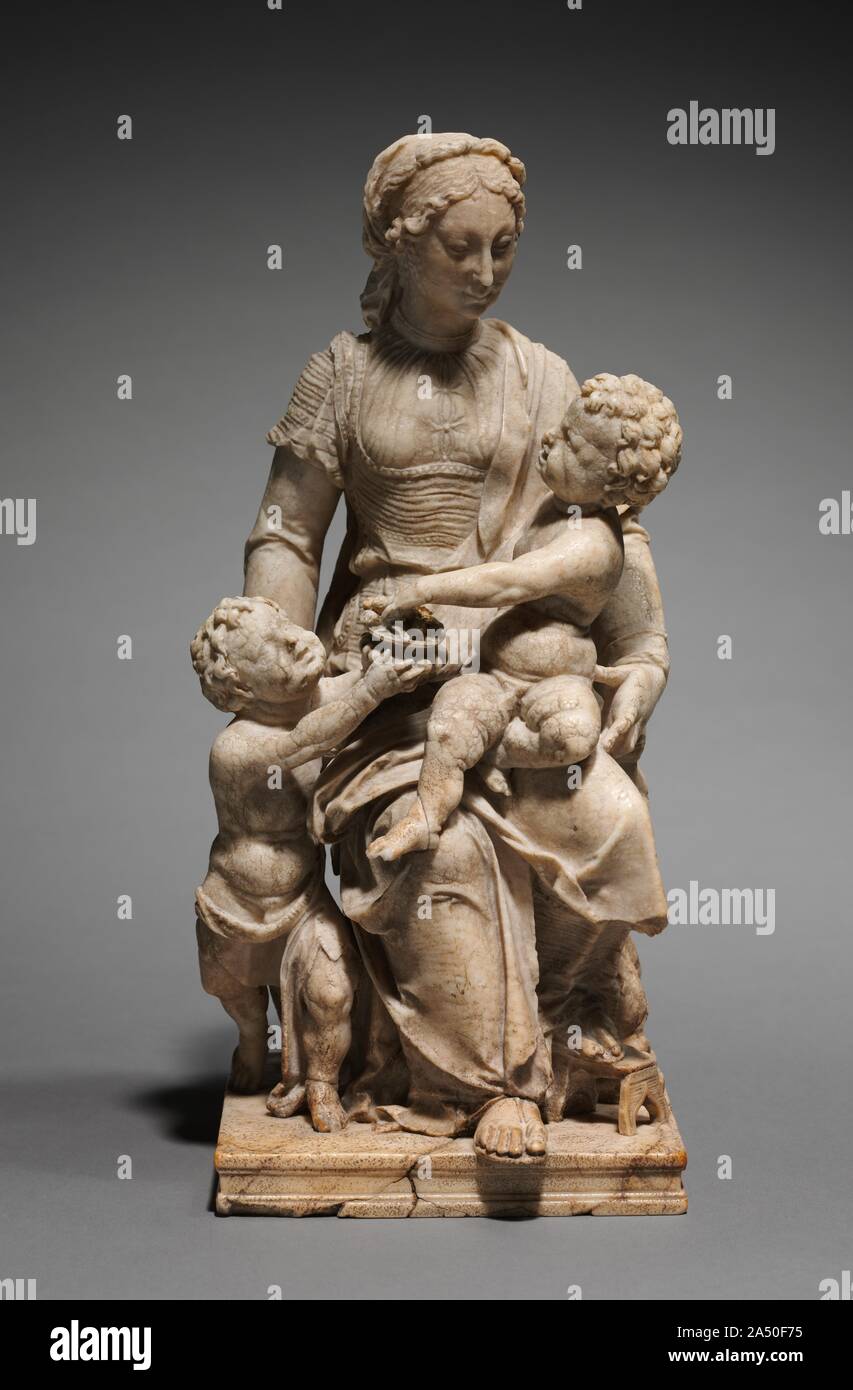 La carità, c. 1550-1600. Quando questo gruppo di alabastro inserito delle collezioni del museo, è stato pensato per raffigurare la Vergine Maria, Cristo e San Giovanni Battista. Tuttavia, è stato riconosciuto come la personificazione della carità, il più elevato del cristiano tre virtù teologali. Le altre due virtù teologali sono la fede e la speranza. Entro la fede cristiana, la carità è anche noto come una virtù soprannaturale, dove l'oggetto della condotta umana è la ultimate unificazione con Dio attraverso l'amore. Allude alla sua posizione eminente carità, siede in trono, con potenti bestie ibrido il suo supporto Foto Stock