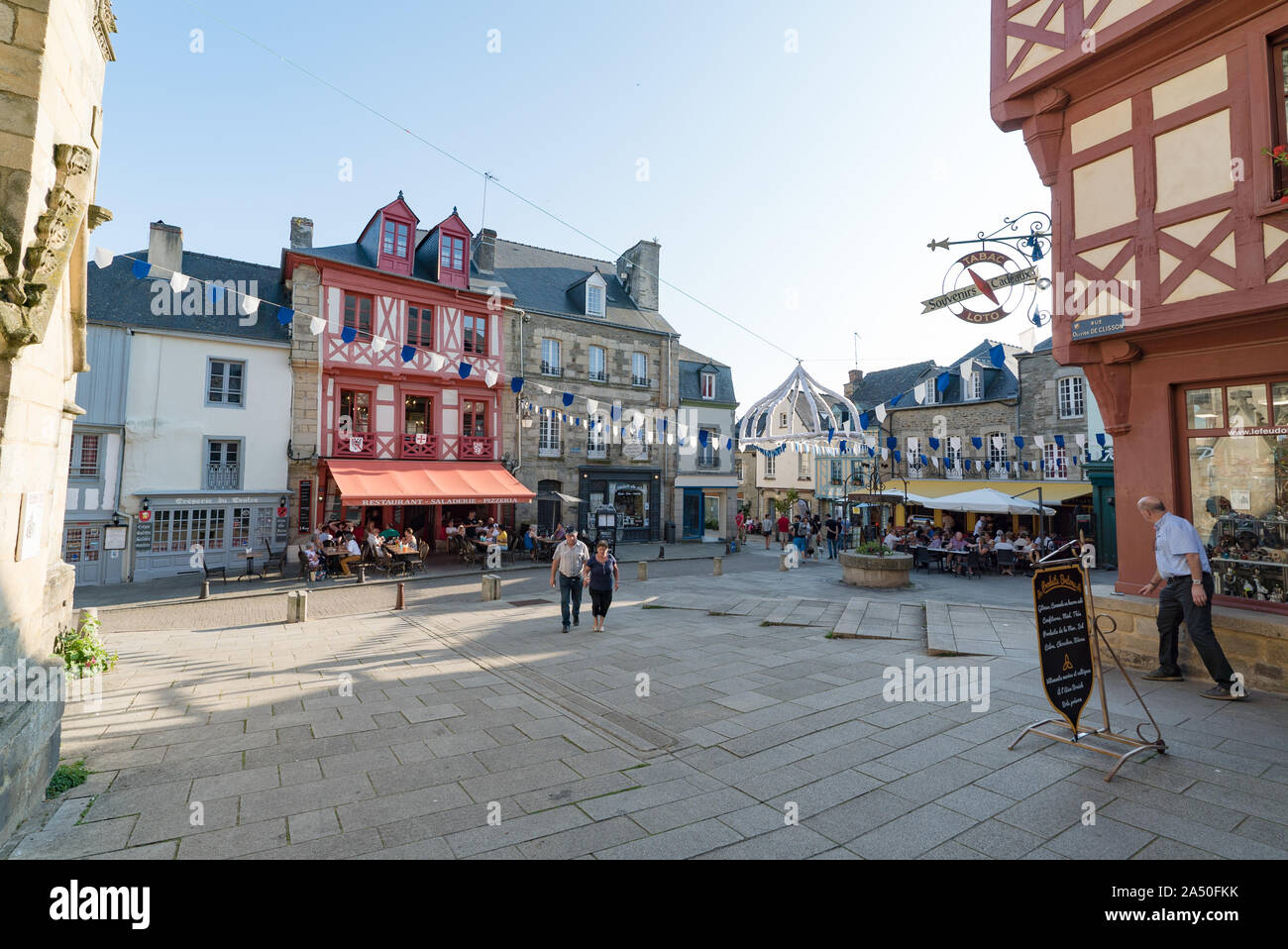 Josselin, Morbihan / Francia - 26 agosto 2019: turisti per mangiare fuori nei ristoranti del luogo Notre Dame piazza di Josselin Foto Stock